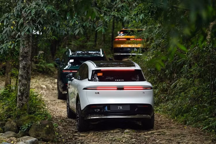 Đuôi xe được trang bị đèn hậu dạng thanh LED mỏng, mang đến cảm giác đồng nhất cho toàn bộ ngoại thất.