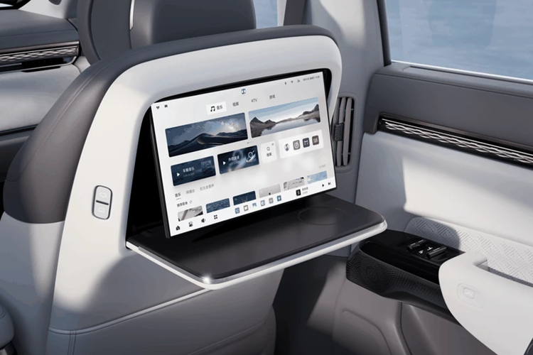 Khu vực táp lô nổi bật với màn hình giải trí nổi 16 inch. Ngoài ra xung quanh không gian nội thất còn được trang bị thêm một màn hình bổ sung 36 inch và một màn OLED 13 inch ở hàng ghế sau.
