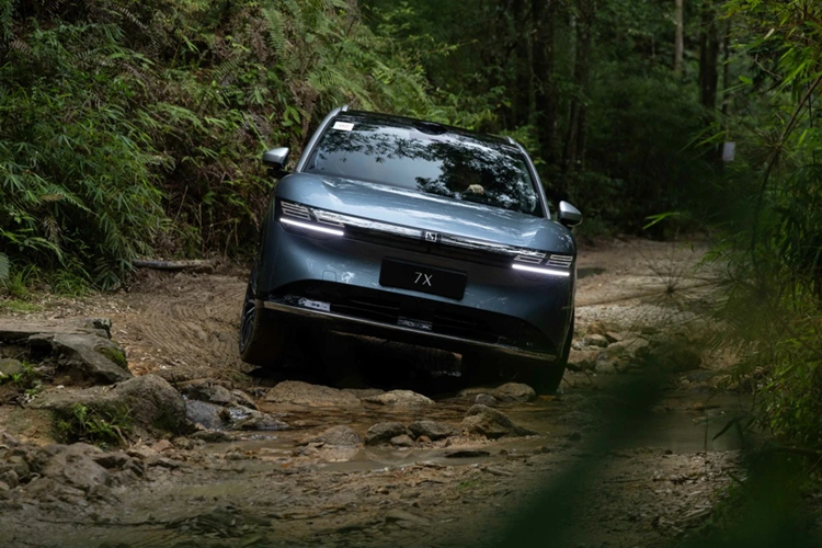 Phiên bản Single-motor được trang bị một motor điện 310 kW, dẫn động cầu sau. Phiên bản còn lại được trang bị motor 163 kW, dẫn động 4 bánh.