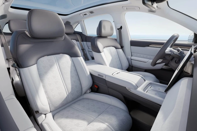 Không gian cabin của Zeekr 7X rộng rãi với đa dạng tùy chọn màu sắc bao gồm tím, trắng, đen và xám. Toàn bộ ghế được bọc da Nappa cao cấp, có 14 chức năng bao gồm sưởi và thông gió, massage 6 cấp...