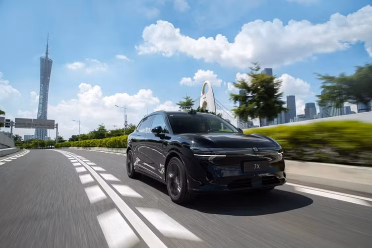 Trong lễ ra mắt, hãng cũng nhấn mạnh về các trang bị an toàn bên trong mẫu xe. Đặc biệt, Zeekr 7X được bổ sung chức năng tự phá vỡ kính xe khi xảy ra thiên tai như lũ lụt hay sóng thần. Tại Trung Quốc, giá xe Zeekr 7X 2024 được bán với 3 phiên bản dao động từ 32.600-38.250 USD (tương đương khoảng từ từ 752 - 822 triệu đồng).