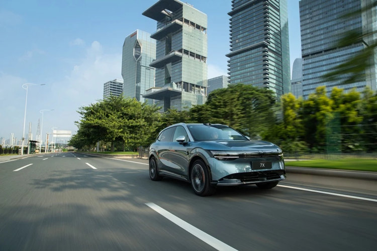 Zeekr vừa mắt mẫu xe thuần điện 7X tại Trung Quốc. Thực tế, bản concept của chiếc SUV này đã sớm được hãng giới thiệu đến người dùng và nhận đặt cọc trực tiếp tại triển lãm ôtô Thành Đô vào tháng 8. Hiện tại, Zeekr 7X 2024 mới đã ghi nhận tổng 58.429 đơn đặt hàng sau 20 ngày mở cọc.