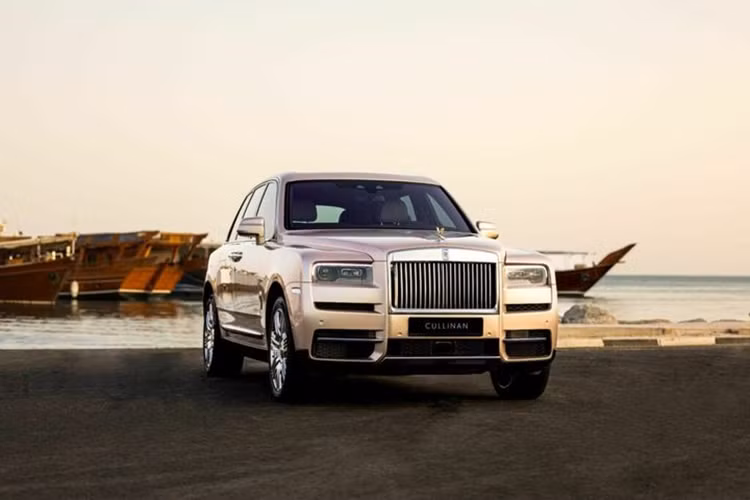 Mẫu xe Rolls-Royce bán chạy nhất năm 2023 là Cullinan, mặc dù mẫu SUV này sắp có bản nâng cấp mới. Tuy hãng không cung cấp chi tiết doanh số của từng mẫu xe, nhưng có thể dự đoán Rolls-Royce Ghost là mẫu xe bán chạy thứ hai, trong khi đó mẫu xe đắt đỏ nhất của hãng là Phantom xếp ở vị trí thứ 3.