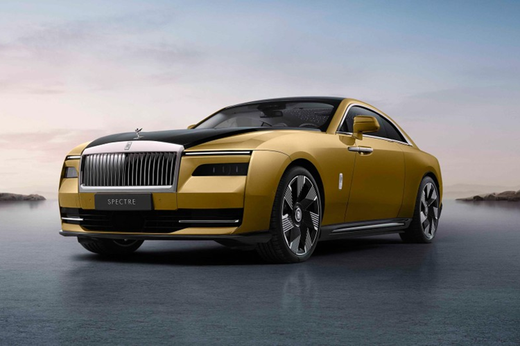Việc lựa chọn thông số kỹ thuật của chiếc Rolls-Royce hoàn toàn mới là một trải nghiệm đáng nhớ, nhưng khách hàng của những thương hiệu cực kỳ sang trọng lại khá khắt khe khi nói đến việc cá nhân hóa. Tất cả các mẫu xe Rolls-Royce bán ra vào năm 2023 đều có tính năng đặt riêng, dẫn đến những kỷ lục mới cho bộ phận Bespoke cả về số lượng lẫn giá trị.