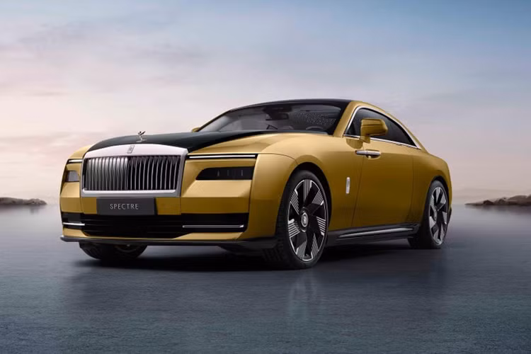 Việc lựa chọn thông số kỹ thuật của chiếc Rolls-Royce hoàn toàn mới là một trải nghiệm đáng nhớ, nhưng khách hàng của những thương hiệu cực kỳ sang trọng lại khá khắt khe khi nói đến việc cá nhân hóa. Tất cả các mẫu xe Rolls-Royce bán ra vào năm 2023 đều có tính năng đặt riêng, dẫn đến những kỷ lục mới cho bộ phận Bespoke cả về số lượng lẫn giá trị.