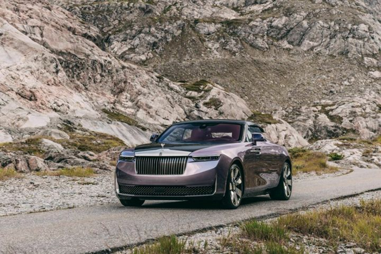Rolls-Royce đã tuyên bố khai tử mẫu coupe Wraith và xe mui trần Dawn, nhưng điều này không quá ảnh hưởng đến kết quả doanh số, bởi hai mẫu xe này thường chỉ được sản xuất với số lượng cực kỳ giới hạn.