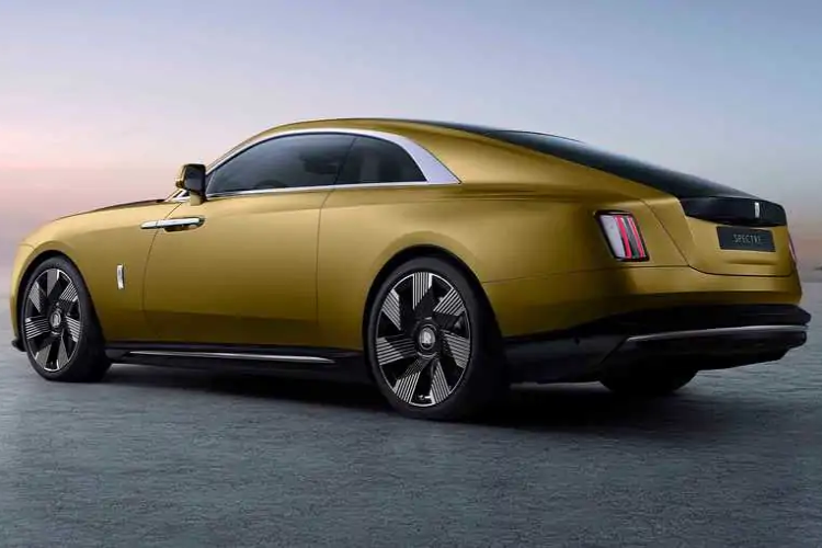 Mặc dù các tính năng đặt riêng thực sự khá thú vị nhưng các mẫu xe Coachbuild mới thực sự là đỉnh cao cá nhân hóa của Rolls-Royce. Vào năm 2023, công ty đã trình làng chiếc roadster Droptail với số lượng giới hạn chỉ 4 chiếc, đi kèm mức giá khoảng 25 triệu USD (608 tỷ VNĐ). Hai trong số chúng đã được giao tới tay chủ nhân – cụ thể là phiên bản La Rose Noire và Amethyst.