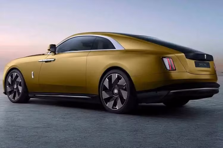 Mặc dù các tính năng đặt riêng thực sự khá thú vị nhưng các mẫu xe Coachbuild mới thực sự là đỉnh cao cá nhân hóa của Rolls-Royce. Vào năm 2023, công ty đã trình làng chiếc roadster Droptail với số lượng giới hạn chỉ 4 chiếc, đi kèm mức giá khoảng 25 triệu USD (608 tỷ VNĐ). Hai trong số chúng đã được giao tới tay chủ nhân – cụ thể là phiên bản La Rose Noire và Amethyst.