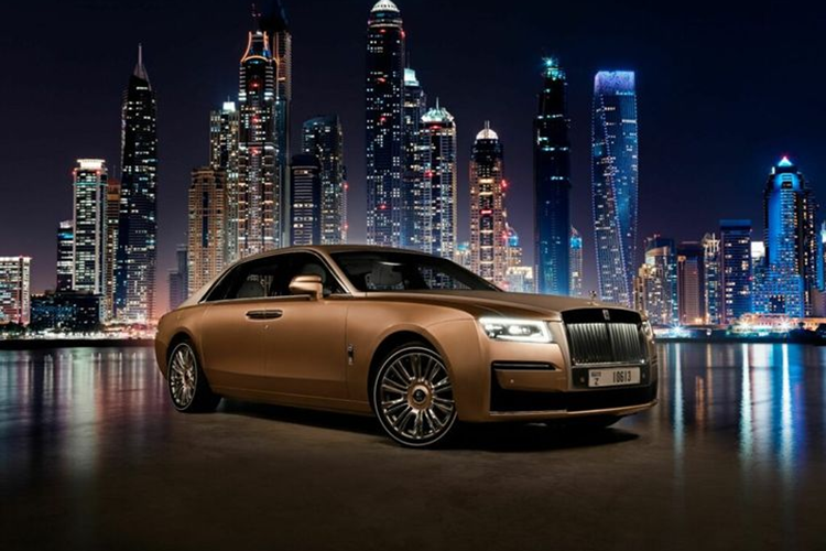 Mẫu coupe thuần điện Rolls-Royce Spectre hiện đang được sản xuất và sẽ bắt đầu đến tay khách hàng trong năm nay, kéo theo việc doanh số Rolls-Royce tăng mạnh. Hiện tại, lượng đơn đặt hàng Spectre đã kéo dài sang tận 2025.