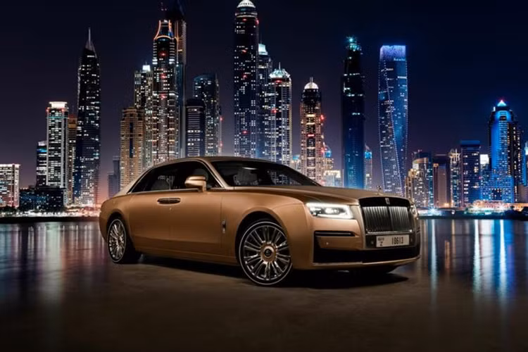 Mẫu coupe thuần điện Rolls-Royce Spectre hiện đang được sản xuất và sẽ bắt đầu đến tay khách hàng trong năm nay, kéo theo việc doanh số Rolls-Royce tăng mạnh. Hiện tại, lượng đơn đặt hàng Spectre đã kéo dài sang tận 2025.