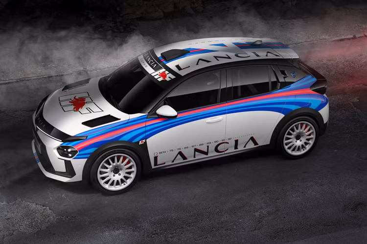 Truyền thuyết kể rằng thiết kế logo đã được chọn ngay từ năm 1953 như một lá bùa may mắn của Gianni, con trai của người sáng lập công ty Vincenzo Lancia và Giám đốc điều hành của hãng sản xuất ô tô từ năm 1949 đến năm 1955.