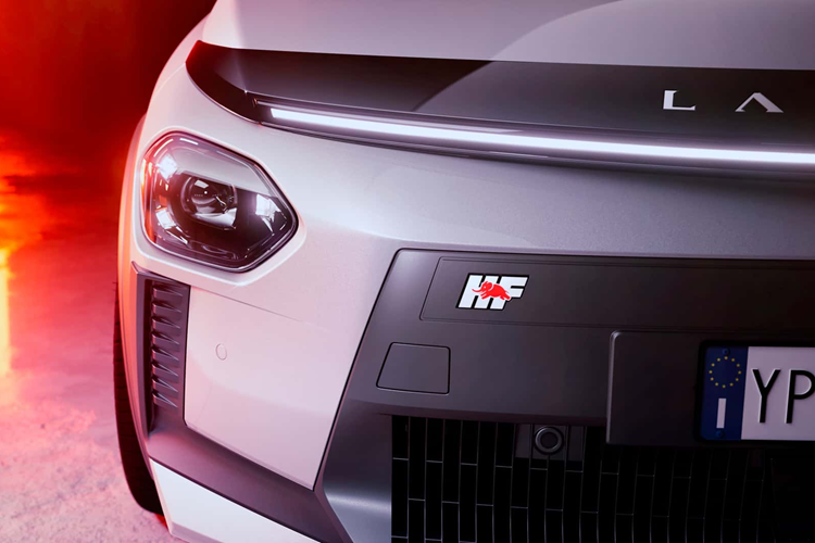 Lancia có khả năng tăng tốc 0 – 100 km/h trong 5,8 giây, một con khá tốt đối với một chiếc hatchback cỡ nhỏ dẫn động cầu trước của một thương hiệu bình dân.