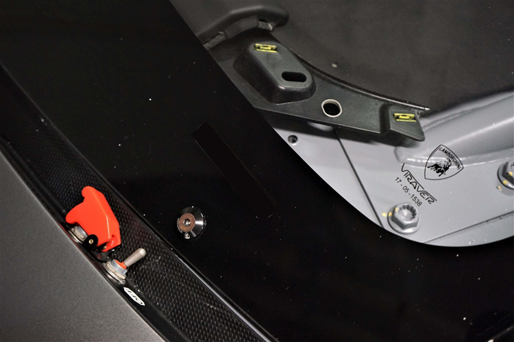 Phiên bản đặc biệt Lamborghini Huracan Super Trofeo Evo 10th Edition sẽ có 10 xe, với cấu hình không giống nhau, xe đầu tiên lộ diện có bộ áo màu xám mờ đặc biệt cùng dải màu xanh lá cây ở cánh lướt gió phía trước, bên hông và đuôi xe.