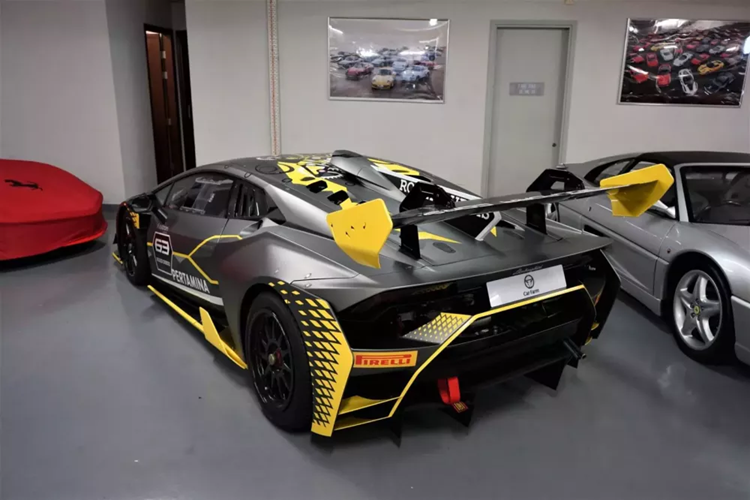 Bộ áo này tương tự như mẫu xe Super Trofeo Evo và đồng thời cũng thể hiện khí động học cực đoan của mẫu xe đua này.Siêu xe Lamborghini Huracan Super Trofeo Evo phiên bản giới hạn 10 chiếc sẽ nhận được một tấm huy hiệu đánh dấu "1 of 10". Còn chiếc xe được tiết lộ từng sắp xuất hiện tại Việt Nam cũng có màu xám mờ nhưng sọc là màu vàng nổi bật.