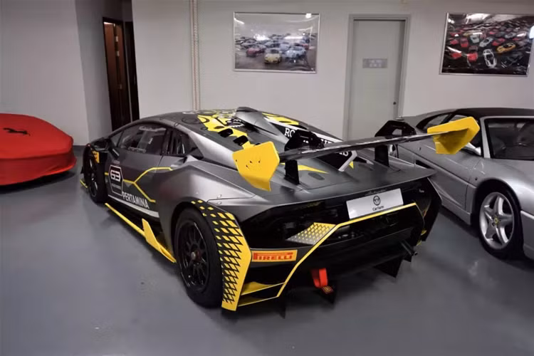 Bộ áo này tương tự như mẫu xe Super Trofeo Evo và đồng thời cũng thể hiện khí động học cực đoan của mẫu xe đua này.Siêu xe Lamborghini Huracan Super Trofeo Evo phiên bản giới hạn 10 chiếc sẽ nhận được một tấm huy hiệu đánh dấu "1 of 10". Còn chiếc xe được tiết lộ từng sắp xuất hiện tại Việt Nam cũng có màu xám mờ nhưng sọc là màu vàng nổi bật.