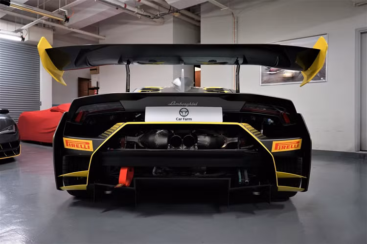 Lamborghini Huracan Super Trofeo Evo phiên bản giới hạn 10 chiếc được sản xuất trên toàn thế giới cũng sẽ đi kèm với các cấu hình tương tự như siêu xe đua Super Trofeo Evo bao gồm hộp số sáu tốc độ tuần tự X-Trac, hệ thống Bosch Motorsport ABS, kiểm soát lực kéo Motec, lốp Pirelli P Zero DHD2 và bảng điều khiển bọc da Alcantara.