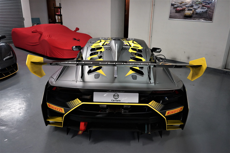 Dù cấu hình khác nhau nhưng 10 chiếc xe Lamborghini Huracan Super Trofeo Evo 10th Edition đều sẽ đi kèm với giấy chứng nhận xuất xứ có chữ ký của Stefano Domenicali (Chủ tịch và Giám đốc điều hành của Automobili Lamborghini), Maurizio Reggiani (Giám đốc kỹ thuật của Automobili Lamborghini) và Giorgio Sanna (Trưởng bộ phận Lamborghini Motorsport).