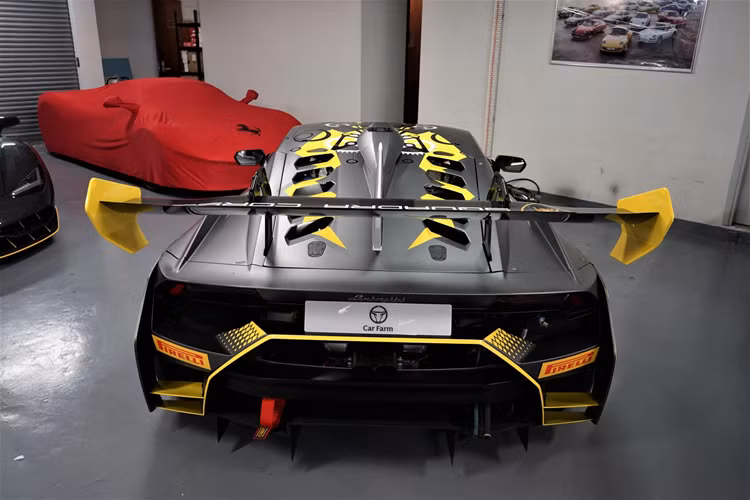 Dù cấu hình khác nhau nhưng 10 chiếc xe Lamborghini Huracan Super Trofeo Evo 10th Edition đều sẽ đi kèm với giấy chứng nhận xuất xứ có chữ ký của Stefano Domenicali (Chủ tịch và Giám đốc điều hành của Automobili Lamborghini), Maurizio Reggiani (Giám đốc kỹ thuật của Automobili Lamborghini) và Giorgio Sanna (Trưởng bộ phận Lamborghini Motorsport).