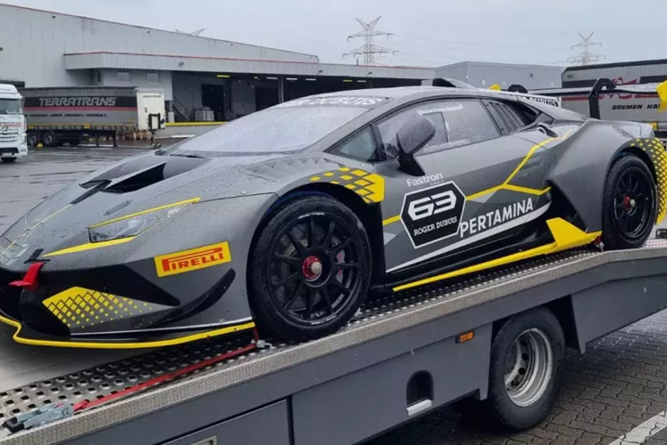 Cách đây 6 năm, hãng siêu xe Ý đã kỷ niệm 10 năm mẫu xe đua Super Trofeo của Lamborghini Squadra Corse bằng cách cho ra mắt 10 chiếc Huracan Super Trofeo Evo 10th Edition trên toàn thế giới. Đây là phiên bản sản xuất của mẫu xe đua danh tiếng trên và chỉ có đúng 10 khách hàng may mắn sẽ được sở hữu.