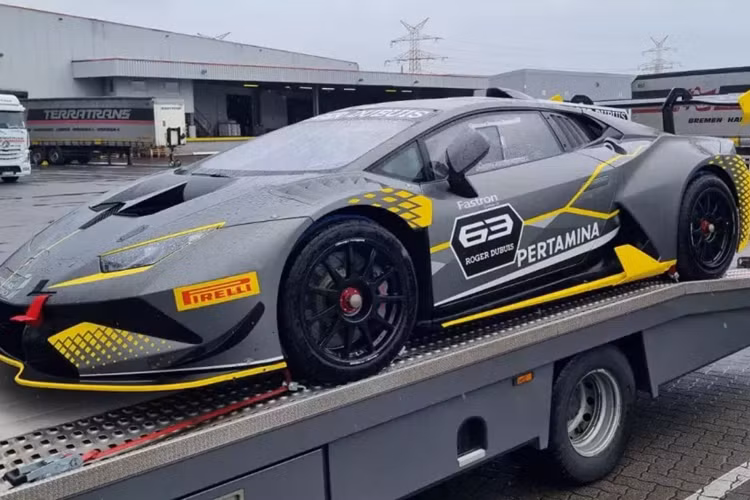 Cách đây 6 năm, hãng siêu xe Ý đã kỷ niệm 10 năm mẫu xe đua Super Trofeo của Lamborghini Squadra Corse bằng cách cho ra mắt 10 chiếc Huracan Super Trofeo Evo 10th Edition trên toàn thế giới. Đây là phiên bản sản xuất của mẫu xe đua danh tiếng trên và chỉ có đúng 10 khách hàng may mắn sẽ được sở hữu.