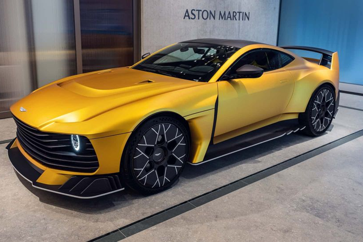 38 chiếc Aston Martin Valiant sẽ được trang bị tiêu chuẩn với bộ giảm chấn van ống thích ứng Multimatic có thể điều chỉnh theo một trong 32 đường cong giảm chấn trong vòng chưa đầy sáu mili giây. Các chế độ lái Sport, Sport+ và Track cũng được điều chỉnh lại, và lắp đĩa gốm carbon theo tiêu chuẩn, với đĩa trước 410 mm và đĩa sau 360 mm.