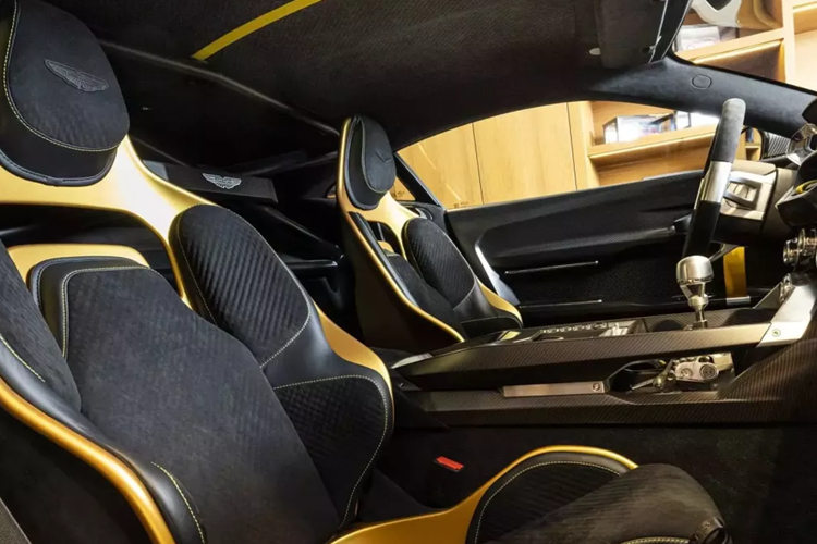 Được sản xuất với số lượng hạn chế chỉ 38 chiếc, mức giá xe Aston Martin Valiant bán ra được công bố là 2,5 triệu USD (khoảng hơn 57,8 tỷ đồng).