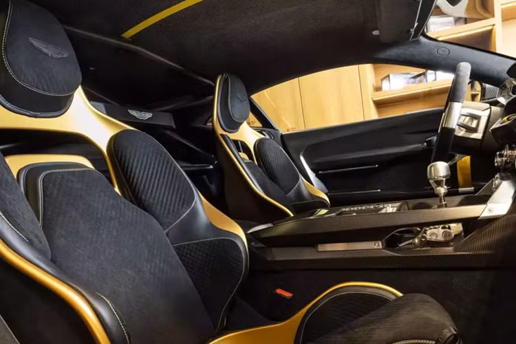 Được sản xuất với số lượng hạn chế chỉ 38 chiếc, mức giá xe Aston Martin Valiant bán ra được công bố là 2,5 triệu USD (khoảng hơn 57,8 tỷ đồng).