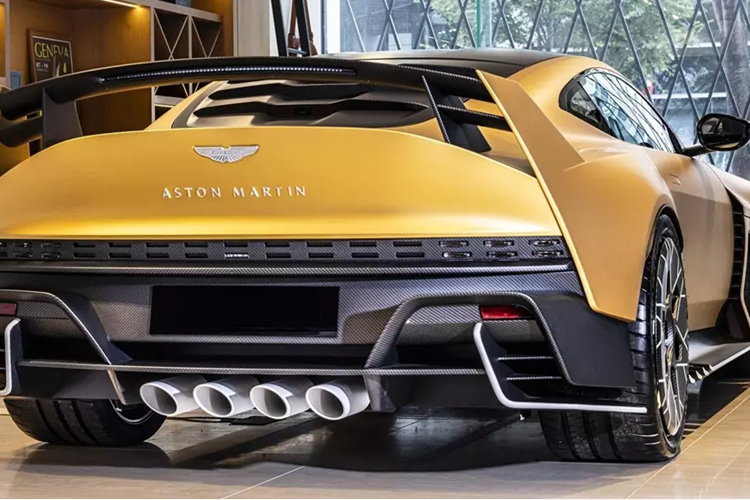 Siêu xe triệu đô Aston Martin Valiant có rất nhiều chi tiết được thiết kế lại so với Valour, nhằm giúp xe giảm cân đâu đó gần 40 kg, ngoài ra, xe sẽ được điều chỉnh để mang đến cảm giác như 1 mẫu xe đua thực thụ có thể chạy trên đường phố.