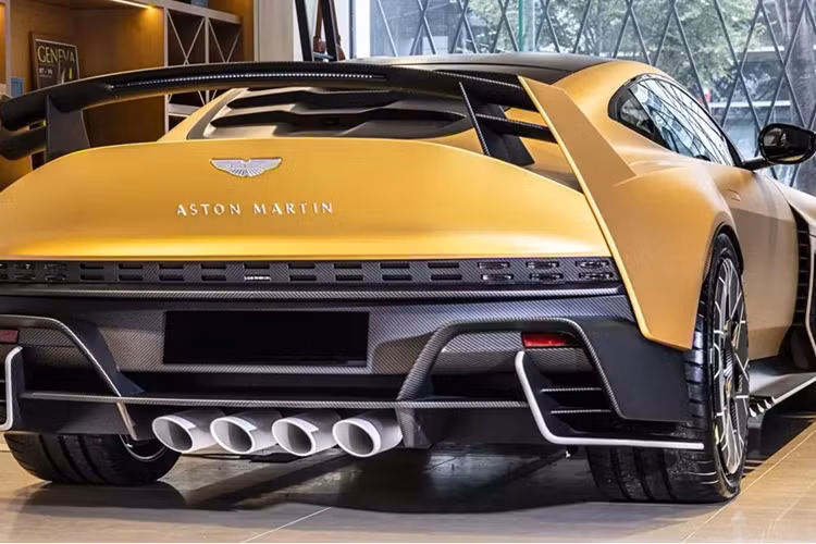 Siêu xe triệu đô Aston Martin Valiant có rất nhiều chi tiết được thiết kế lại so với Valour, nhằm giúp xe giảm cân đâu đó gần 40 kg, ngoài ra, xe sẽ được điều chỉnh để mang đến cảm giác như 1 mẫu xe đua thực thụ có thể chạy trên đường phố.