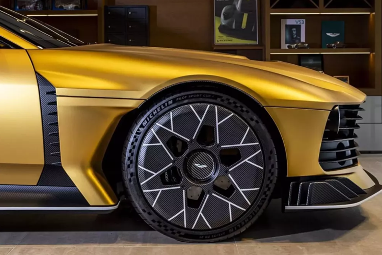 Sự ra đời của chiếc siêu xe triệu đô la Aston Martin Valiant là ban đầu được hình thành như một đơn đặt hàng cá nhân từ tay đua Công thức 1 Fernando Alonso, sau đó, hãng xe Anh quốc đã quyết định sản xuất dòng xe này.