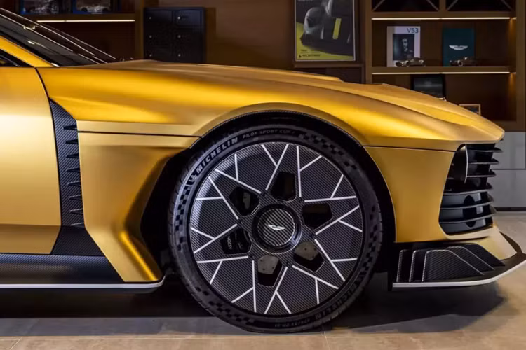 Sự ra đời của chiếc siêu xe triệu đô la Aston Martin Valiant là ban đầu được hình thành như một đơn đặt hàng cá nhân từ tay đua Công thức 1 Fernando Alonso, sau đó, hãng xe Anh quốc đã quyết định sản xuất dòng xe này.