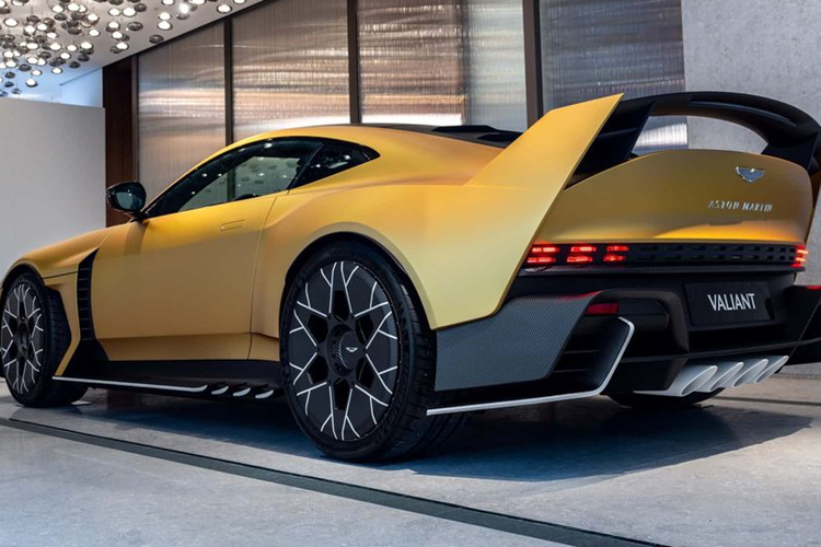Aston Martin Valiant được sản xuất thông qua bộ phận cá nhân hóa của hãng là Q by Aston Martin, xe sở hữu động cơ V12, dung tích 5,2 lít tăng áp kép, sản sinh công suất tối đa 735 mã lực và mô-men xoắn cực đại 753 Nm. Valiant sẽ được bán độc quyền với hộp số sàn 6 cấp truyền công suất qua bánh sau.