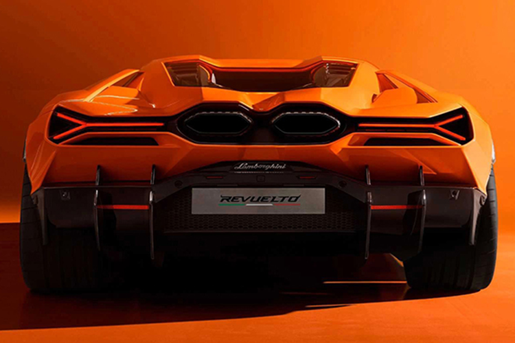 Những thông số ấn tượng trên đã giúp cho siêu xe Lamborghini Revuelto LB744 có thể tăng tốc từ vị trí xuất phát lên 100 km/h trong thời gian 2,5 giây, từ 0-200 km/h trong thời gian dưới 7 giây và đạt vận tốc tối đa 350 km/h.