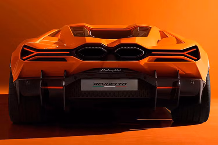 Những thông số ấn tượng trên đã giúp cho siêu xe Lamborghini Revuelto LB744 có thể tăng tốc từ vị trí xuất phát lên 100 km/h trong thời gian 2,5 giây, từ 0-200 km/h trong thời gian dưới 7 giây và đạt vận tốc tối đa 350 km/h.