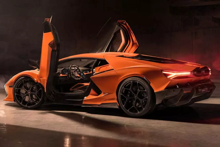 Hiện trong garage xe của Minh Nhựa không còn bất kỳ chiếc Lamborghini nào, nhưng trong thời gian tới, dân chơi này sẽ sớm mang siêu xe Lamborghini Revuelto về nhà.