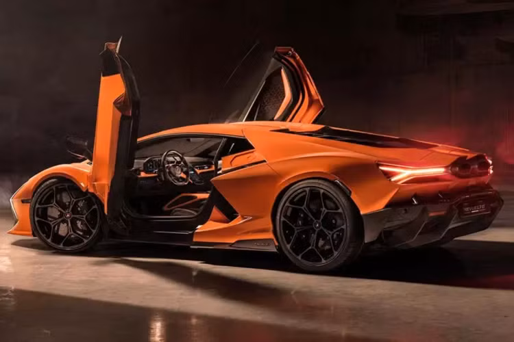 Hiện trong garage xe của Minh Nhựa không còn bất kỳ chiếc Lamborghini nào, nhưng trong thời gian tới, dân chơi này sẽ sớm mang siêu xe Lamborghini Revuelto về nhà.