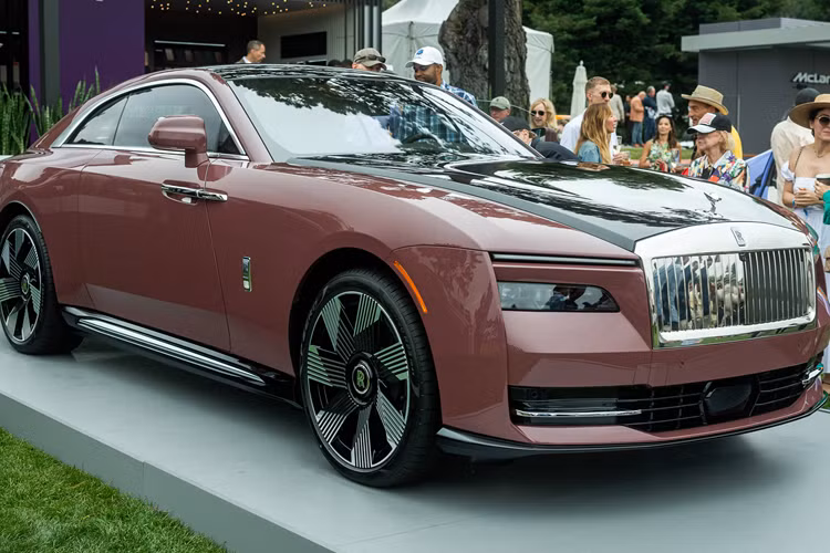 Hãng xe Anh quốc chia sẻ 515 km là quá đủ cho khách hàng của mình sau khi nghiên cứu đầy đủ, bởi "thượng đế" của Rolls-Royce trong garage có vài chiếc xe trong garage, nên việc họ thường xuyên phải lái Rolls-Royce Spectre ra đường không nhiều.