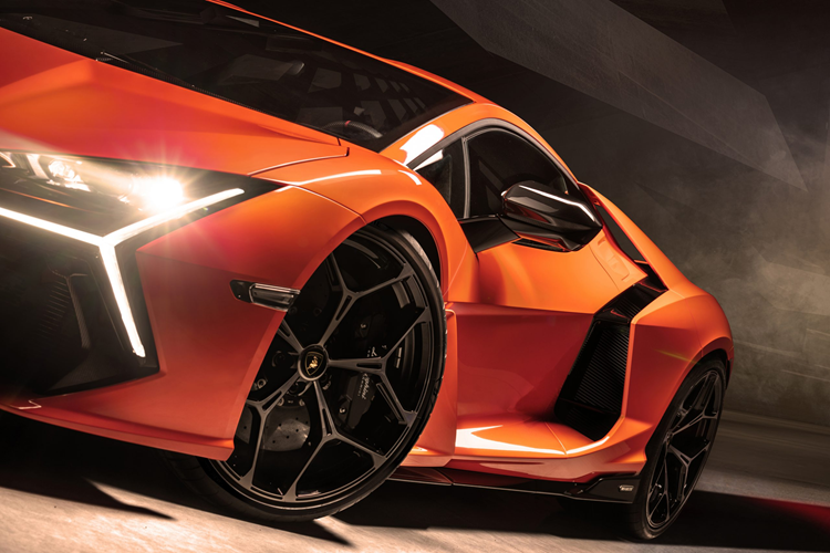 Lamborghini Revuelto cũng là mẫu xe nối tiếp thành công của Aventador để lại sau 11 năm xuất hiện, Tại thị trường nước ngoài, dòng siêu xe Lamborghini Revuelto có giá bán chính hãng hơn 13,5 tỷ đồng. Là siêu xe thương mại đầu tiên của Lamborghini được trang bị hệ truyền động plug-in hybrid (PHEV)