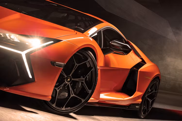 Lamborghini Revuelto cũng là mẫu xe nối tiếp thành công của Aventador để lại sau 11 năm xuất hiện, Tại thị trường nước ngoài, dòng siêu xe Lamborghini Revuelto có giá bán chính hãng hơn 13,5 tỷ đồng. Là siêu xe thương mại đầu tiên của Lamborghini được trang bị hệ truyền động plug-in hybrid (PHEV)