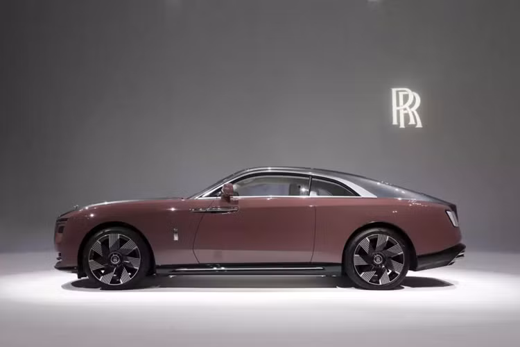 Nhưng không sao, với việc Minh Nhựa bật mí mua Rolls-Royce Spectre, tay chơi này sẽ lại có dịp ngồi sau tay lái chiếc coupe siêu sang đầu tiên trên thế giới không tốn 1 giọt xăng nào.