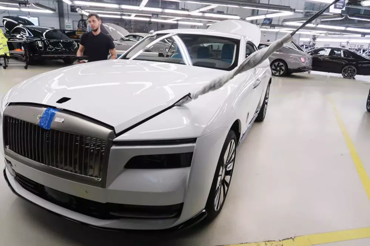  Spectre điện đầu tiên của Rolls-Royce có gì hay? Ngoài Lamborghini, thương hiệu xe yêu thích tiếp theo của Minh Nhựa chính là Rolls-Royce, bố con đại gia Phạm Văn Mười từng sở hữu 2 chiếc xe của Anh quốc cùng lúc, đó là Rolls-Royce Phantom và Rolls-Royce Ghost