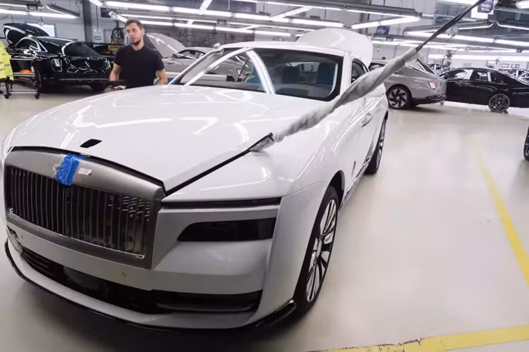  Spectre điện đầu tiên của Rolls-Royce có gì hay? Ngoài Lamborghini, thương hiệu xe yêu thích tiếp theo của Minh Nhựa chính là Rolls-Royce, bố con đại gia Phạm Văn Mười từng sở hữu 2 chiếc xe của Anh quốc cùng lúc, đó là Rolls-Royce Phantom và Rolls-Royce Ghost