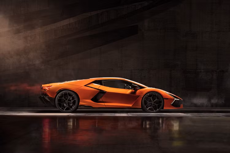 Vì thế, Revuelto nhận được nhiều sự quan tâm, trong đó, siêu bò này dù vẫn dùng máy xăng V12 như các bản đàn anh nhưng lại nhẹ hơn 17 kg, đồng thời lại tạo ra công suất tối đa lớn hơn, đạt 825 mã lực tại tua máy 9.250 vòng/phút, cao hơn 125 mã lực so với Aventador.