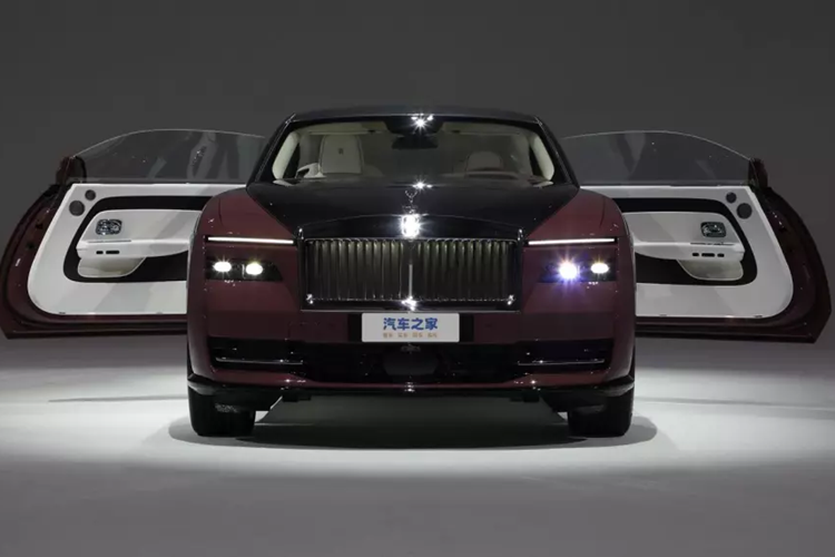 Tuy nhiên, sau đó đã bán đi cả 2, nhưng thú vị là 1 năm sau, chiếc Rolls-Royce Ghost trở về với gia đình Minh Nhựa và đến nay vẫn gắn bó lâu dài.
