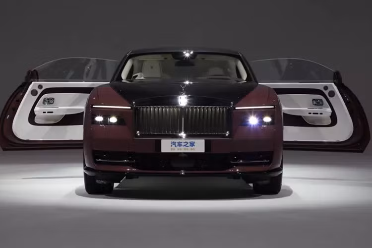 Tuy nhiên, sau đó đã bán đi cả 2, nhưng thú vị là 1 năm sau, chiếc Rolls-Royce Ghost trở về với gia đình Minh Nhựa và đến nay vẫn gắn bó lâu dài.