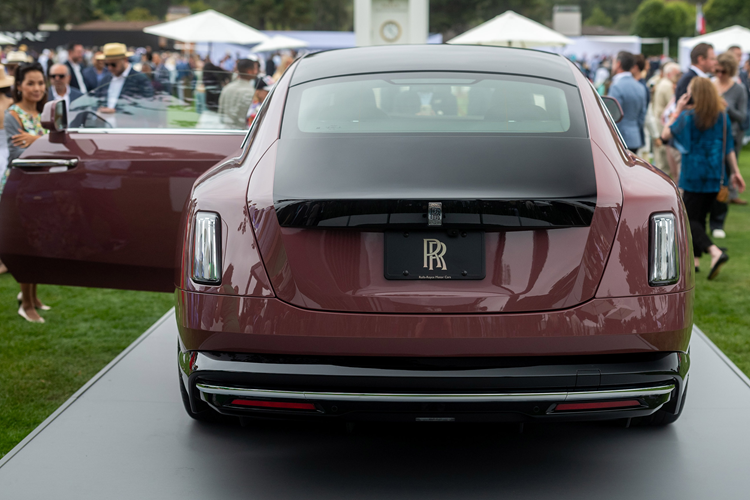 Như vậy, cả 2 chiếc xe được Minh Nhựa đăng tải sẽ sớm mang về Việt Nam đều có điểm chung là bản coupe, nhưng Lamborghini Revuelto sẽ là siêu xe, còn Rolls-Royce Spectre sẽ là xe điện, tổng giá trị cho cặp xe này ước tính trên 62 tỷ đồng.