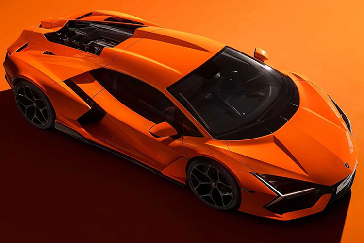 So với đàn anh Lamborghini Aventador Ultimae, siêu xe mới này tăng tốc nhanh hơn nhưng vận tốc tối đa thấp hơn 5 km/h, thậm chí so với đối thủ Ferrari SF90 Stradale, Lamborghini Revuelto dù dùng máy mạnh hơn, công suất cao hơn nhưng 0-100 km/h tương đương nhau.