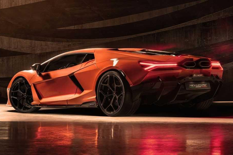 Kết hợp với mô-tơ điện, động cơ của siêu xe này tạo ra công suất tổng cộng 1.015 mã lực. Đây là siêu xe thương mại đầu tiên của hãng Lamborghini có công suất tối đa vượt ngưỡng 1.000 mã lực.