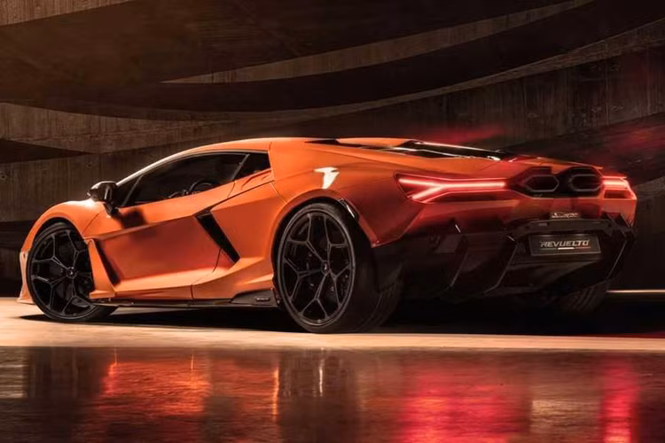 Kết hợp với mô-tơ điện, động cơ của siêu xe này tạo ra công suất tổng cộng 1.015 mã lực. Đây là siêu xe thương mại đầu tiên của hãng Lamborghini có công suất tối đa vượt ngưỡng 1.000 mã lực.