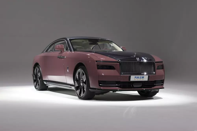 Khác với những chiếc xe Rolls-Royce mà Minh Nhựa sở hữu trước đó được mệnh danh "uống xăng như nước lã", mẫu xe Spectre là bản thuần điện, vì thế, quan tâm của tay chơi này chỉ là vấn đề sạc và quãng đường xe đi được. Cụ thể, xe có động cơ điện sản sinh ra công suất tối đa lên đến 577 mã lực và mô-men xoắn 900 Nm.